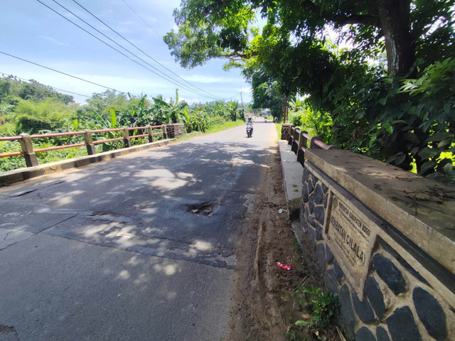 Lokasi penemuan jenazah Alvaro Kiano Nugroho di Jembatan Cilalay, Desa Cikadu, Kecamatan Tenjo, Bogor. Foto: Rachmadi Rasyad/kumparan