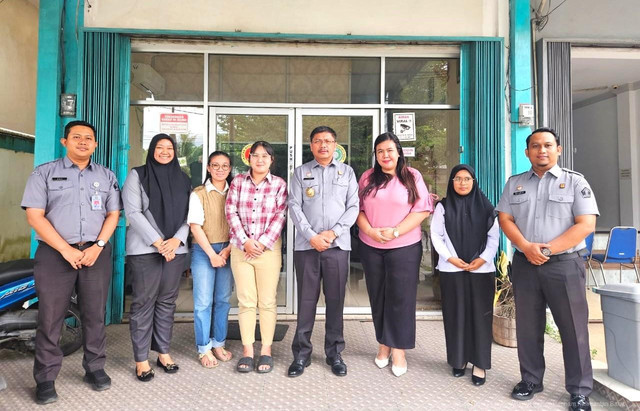 Kakanwil Kemenkum Kalbar foto bersama dalam kegiatan pembinaan dan pengendalian di tempat (on site) terhadap penerapan Prinsip Mengenali Pengguna Jasa (PMPJ) oleh notaris di Kota Pontianak. Foto: Dok. Kanwil Kemenkum Kalbar