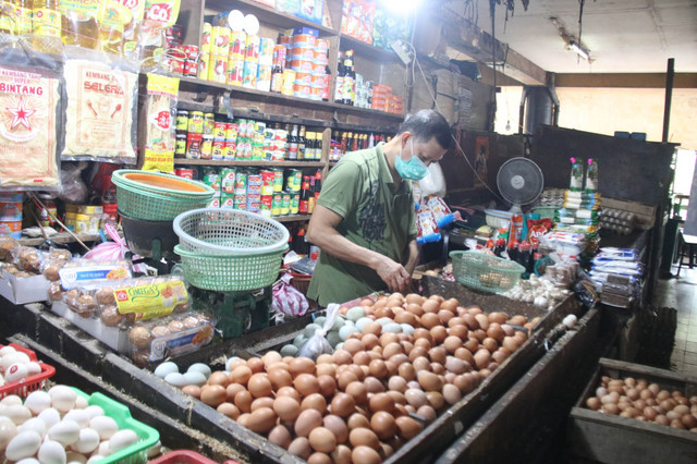Ilustrasi pedagang bahan bokok di salah satu pasar di Jakarta. Foto: Pemprov DKI Jakarta