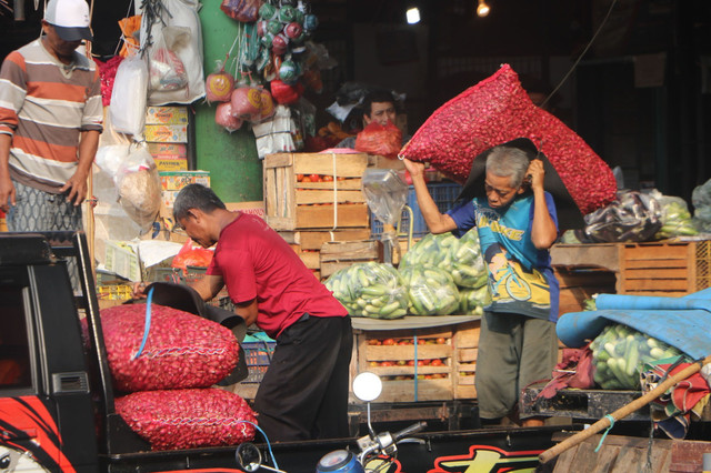 Ilustrasi pedagang bahan bokok di salah satu pasar di Jakarta. Foto: Pemprov DKI Jakarta