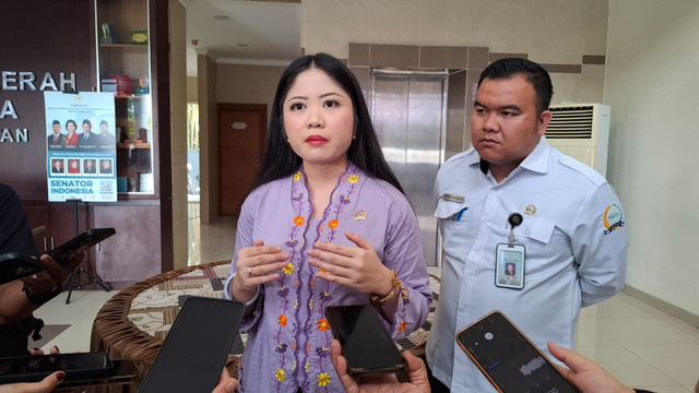 Anggota DPD RI asa Sumsel sekaligus Duta Literasi Sumsel, dr. Ratu Tenny Leriva saat menghadiri diskusi publik yang diselenggarakan Forum Jurnalis Perempuan Indonesia (FJPI) Cabang Sumatera Selatan (Sumsel) di Kantor DPD RI Sumsel, Selasa (25/11/2025). Foto : Dok FJPI Sumsel