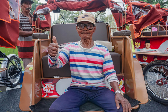 Sumardi (89) salah satu penerima bantuan becak listrik dari Presiden Prabowo Subianto. Foto: Dok. Istimewa