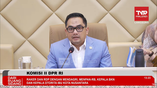 Ketua Komisi II Rifqinizamy Karsayuda memimpin Raker dan RDP Mendagri, Menpan-RB, Kepala BKN, dan Kepala Otorita IKN di Ruang Persidangan DPR RI, Jakarta, Selasa (25/11/2025). Foto: YouTube/ TVR Parlemen