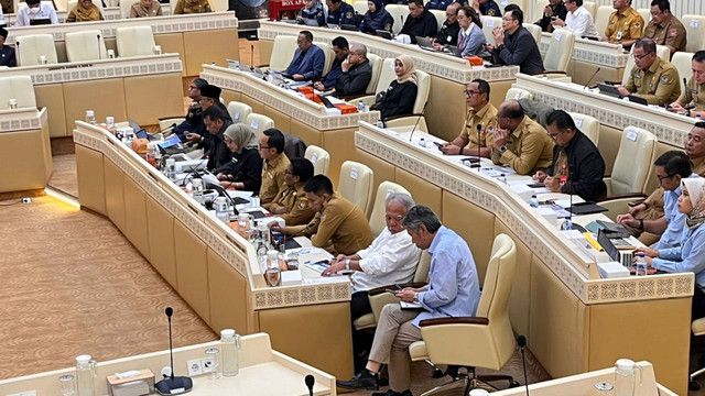 Suasana rapat Komisi II DPR bersama MenPANRB Rini Widyantini, Kepala Otorita IKN Basuki Hadimuljono, Kepala BKN Zudan Arif, dan Wakil Menteri Dalam Negeri Bima Arya, Ribka Haluk, Akhmad Wiyagus di Kompleks Parlemen, Jakarta, Selasa (25/11/2025). Foto: Nasywa Athifah/kumparan