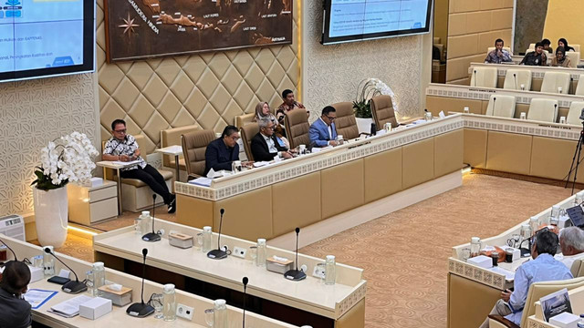 Suasana rapat Komisi II DPR bersama MenPANRB Rini Widyantini, Kepala Otorita IKN Basuki Hadimuljono, Kepala BKN Zudan Arif, dan Wakil Menteri Dalam Negeri Bima Arya, Ribka Haluk, Akhmad Wiyagus di Kompleks Parlemen, Jakarta, Selasa (25/11/2025). Foto: Nasywa Athifah/kumparan