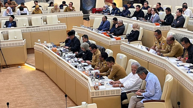 Suasana rapat Komisi II DPR bersama MenPANRB Rini Widyantini, Kepala Otorita IKN Basuki Hadimuljono, Kepala BKN Zudan Arif, dan Wakil Menteri Dalam Negeri Bima Arya, Ribka Haluk, Akhmad Wiyagus di Kompleks Parlemen, Jakarta, Selasa (25/11/2025). Foto: Nasywa Athifah/kumparan