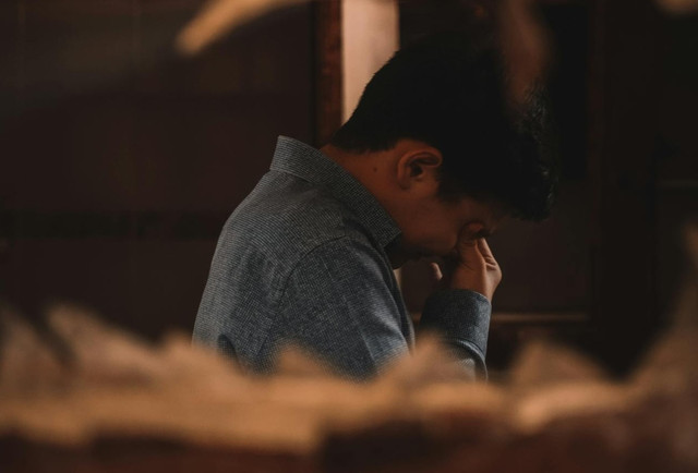 Ilustrasi seorang lelaki sedang bersedih. Foto: Pexels