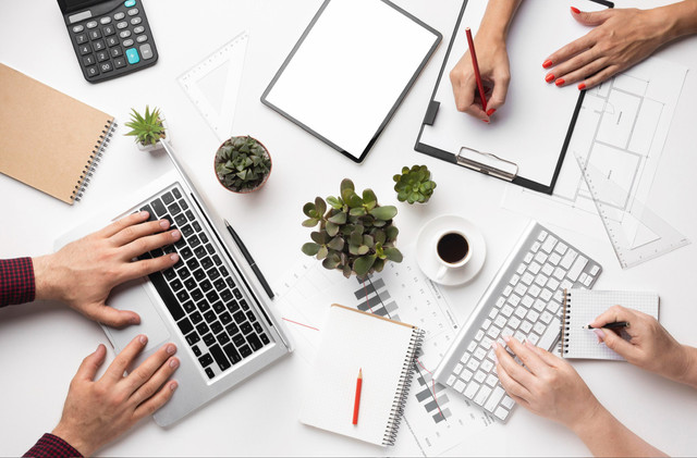 Sumber: https://www.freepik.com/free-photo/flat-lay-office-desk-assortment-with-empty-screen-tablet_10571379.htm#fromView=search&page=1&position=13&uuid=c85fe248-3d09-4b67-b026-e59a9f8507e7&query=kerja