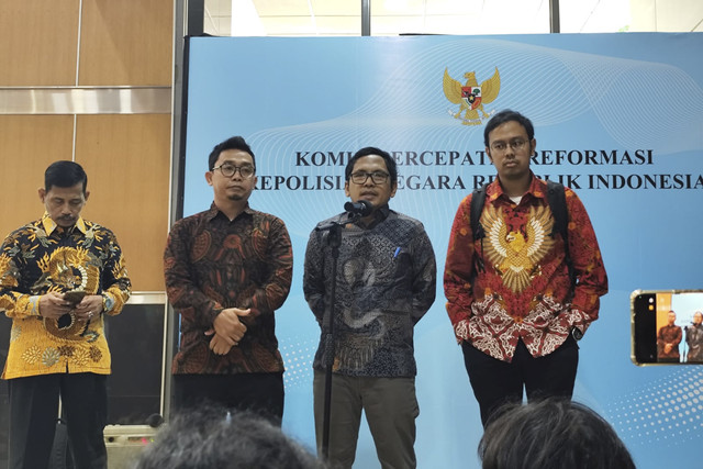 Perwakilan lembaga toleransi beragama memberikan keterangan pers usai diundang rapat bersama Komisi Percepatan Reformasi Kepolisian di Kantor Kementerian Sekretariat Negara, Jakarta pada Selasa (25/11/2025). Foto: Luthfi Humam/kumparan