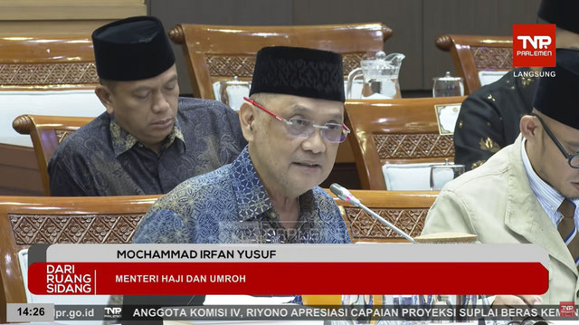 Menteri Haji dan Umrah Indonesia Mochamad Irfan Yusuf menyampaikan paparan saat rapat kerja Komisi VIII DPR RI dengan Menteri Haji dan Umrah RI di kompleks Parlemen, Senayan, Jakarta, Selasa (25/11/2025). Foto: YouTube/ TVR Parlemen