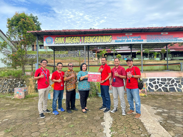 Penyerahan Bantuan 111.500 GB kuota internet Telkomsel kepada perwakilan SMK Negeri 1 Bengkayang. Foto: Telkom