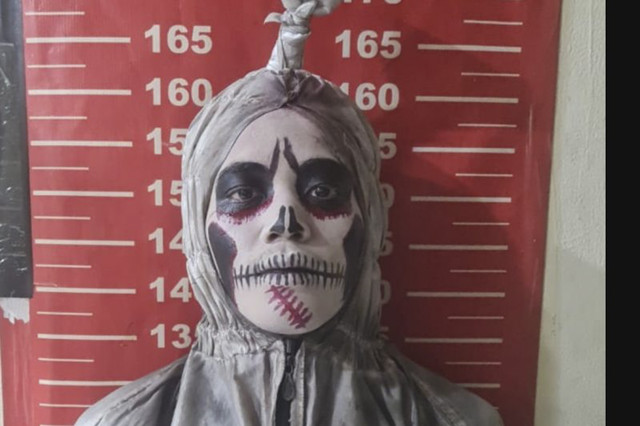 Polsek Koja mengamankan salah satu pengamen dengan kostum pocong yang krap meresahkan warga setempat pada Senin (24/11/2025). Foto: ANTARA/HO-Polsek Koja