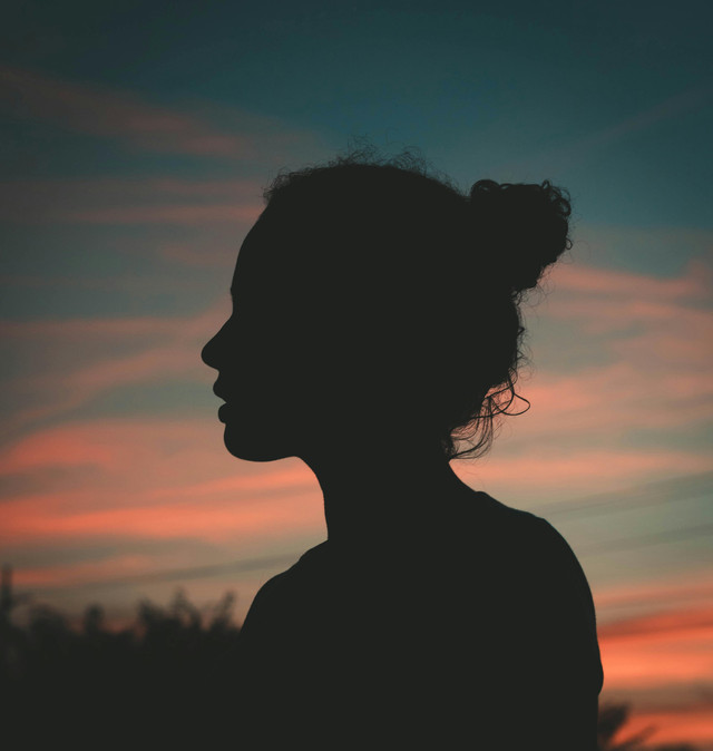 Foto Siluet Wanita. Sumber: Photo by mododeolhar from Pexels: https://www.pexels.com/photo/silhouette-photo-of-person-during-golden-hour-2475138/