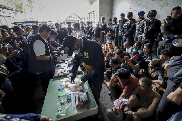 Sejumlah pelaku yang diduga melakukan peredaran narkoba diperlihatkan setelah penggerebakan lokasi yang diduga menjadi tempat peredaran narkoba di Kampung Berlan, Jalan Kesatrian, Matraman, Jakarta Timur, Selasa (25/11/2025). Foto: Jamal Ramadhan/kumparan