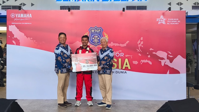 PT Yamaha Indonesia Motor Manufacturing menggelar seremoni merayakan kemenangan Robet B Simanullang di World Technician Grand Prix (WTGP) 2025 di Cempaka Putih, Jakarta, Selasa (25/11/2025). Foto: Sena Pratama/kumparan