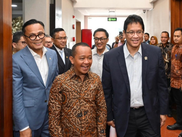 Menteri Keuangan Purbaya Yudhi Sadewa, Menteri ESDM Bahlil Lahadalia, COO Danantara Dony Oskaria di Kementerian Keuangan, Selasa (25/11/2025). Foto: Instagram/ @menkeuri