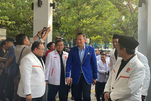 Ketua Umum Partai Demokrat Agus Harimurti Yudhoyono menyambut kedatangan Presiden PKS Almuzzammil Yusuf di Kantor DPP Partai Demokrat, Jakarta, Selasa (25/11/2025). Foto: Fadhil Pramudya/kumparan