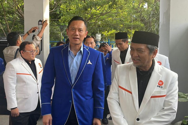 Ketua Umum Partai Demokrat Agus Harimurti Yudhoyono menyambut kedatangan Presiden PKS Almuzzammil Yusuf di Kantor DPP Partai Demokrat, Jakarta, Selasa (25/11/2025). Foto: Fadhil Pramudya/kumparan