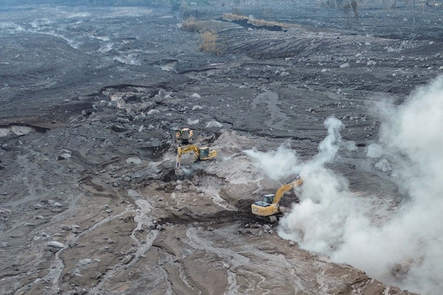 Foto udara petugas dengan alat berat menyelesaikan pembangunan tanggul yang rusak akibat terdampak erupsi Gunung Semeru di Desa Supiturang, Pronojiwo, Lumajang, Jawa Timur, Selasa (25/11/2025). Foto: Irfan Sumanjaya/ANTARA FOTO