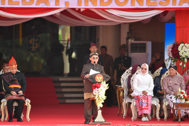 Menteri Pendidikan Dasar dan Menengah RI (Mendikdasmen) Abdul Mu’ti, saat menjadi inspektur upacara peringatan Hari Guru Nasional 2025 di Balai Kota Surabaya, Selasa (25/11). Foto: Humas Kemendikdasmen