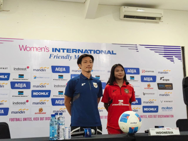 Pelatih Interim Timnas Wanita Indonesia, Akira Higashiyama, dan Gea Yumanda dalam konferensi pers sebelum laga FIFA Matchday vs Nepal, Selasa (25/11/2025). Foto: Arfiansyah Panji Purnandaru/kumparan