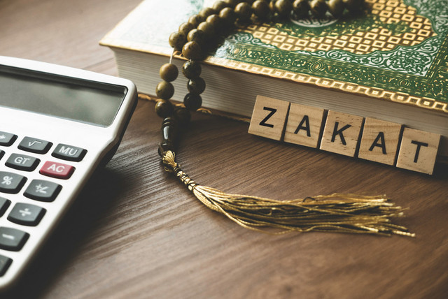 Ilustrasi membayar zakat. Foto: Shutterstock