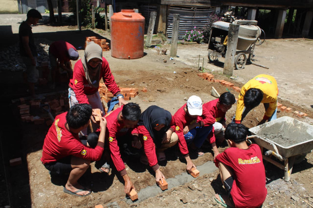 Tim pengabdian masyarakat dari Badan Eksekutif MahasiswaUniversitas Sriwijaya (BEM UNSRI) saat bergotong royong membangun teknologi Home Dry Coffee berbasis Solar Dryer di Desa Pajar Bulan, Kabupaten Lahat, Sumsel. Foto : Dok BEM UNSRI