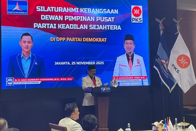 Presiden PKS Almuzzammil Yusuf berpidato dalam silaturahmi kebangsaan antara DPP PKS dan DPP Partai Demokrat, di Kantor DPP Partai Demokrat, Jakarta, Selasa (25/11/2025). Foto: Fadhil Pramudya/kumparan