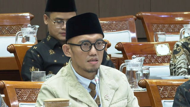 Wakil Menteri Haji dan Umrah Dahnil Anzar Simanjuntak mengikuti rapat kerja dengan Komisi VIII DPR RI di Kompleks Parlemen, Senayan, Jakarta Pusat, Selasa (25/11/2025). Foto: Youtube/ TV Parlemen