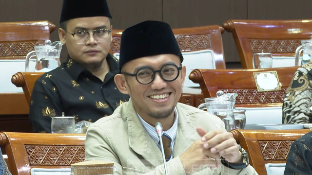 Wakil Menteri Haji dan Umrah Dahnil Anzar Simanjuntak mengikuti rapat kerja dengan Komisi VIII DPR RI di Kompleks Parlemen, Senayan, Jakarta Pusat, Selasa (25/11/2025). Foto: Youtube/ TV Parlemen