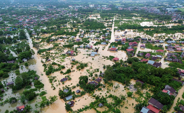 Foto udara permukiman terendam banjir di kawasan Dadok Tunggul Hitam, Padang, Sumatera Barat, Selasa (25/11/2025). Foto: Iggoy el Fitra/ANTARA FOTO