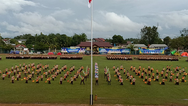Tarian kolosan “Saka Tiga” persembahan Kwarcab Gerakan Pramuka Kabupaten Sintang memeriahkan Raimuna Daerah (Raida) Kalbar 2025 di Sintang. Foto: Dok. Diskominfo Sintang