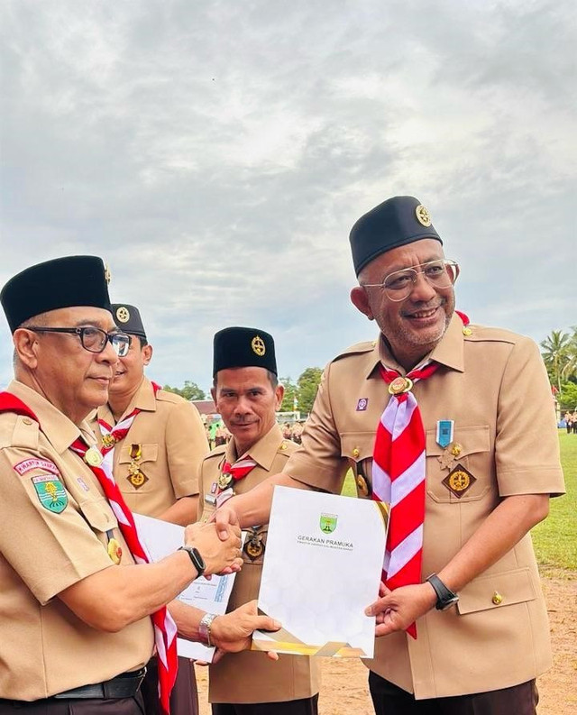 Ketua DPRD Kabupaten Sintang, H. Indra Subekti menerima Tanda Penghargaan Lencana Pancawarsa yang diserahkan langsung Ketua Kwarda Gerakan Pramuka Kalbar, H. Syarief Abdullah Alkadrie. Foto: Yus/Hi!Pontianak