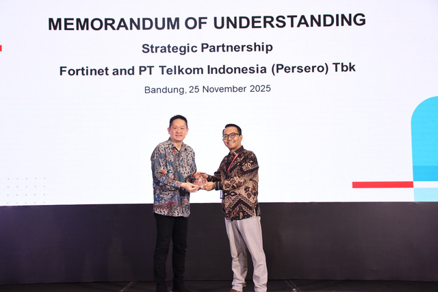 VP Global Strategic Partnership & Synergy Arfianto Ramadhian (kanan) saat memberikan cinderamata kepada Director Fortinet Indonesia Edwin Lim (kiri) pada acara seremoni penandatanganan MoU antara Telkom dan Fortinet di Bandung, pada Selasa (25/11). Foto: dok. Telkom