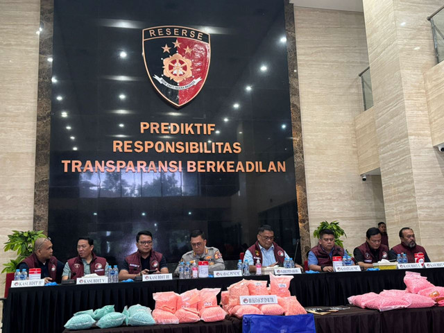 Konferensi pers terkait penemuan barang bukti narkotika jenis ekstasi dalam laka lantas di Jalan Tol Trans Sumatera KM 136 B. di Mabes Polri, Jakarta, Selasa (25/11/2025). Foto: Amira Nada Fauziyyah/kumparan