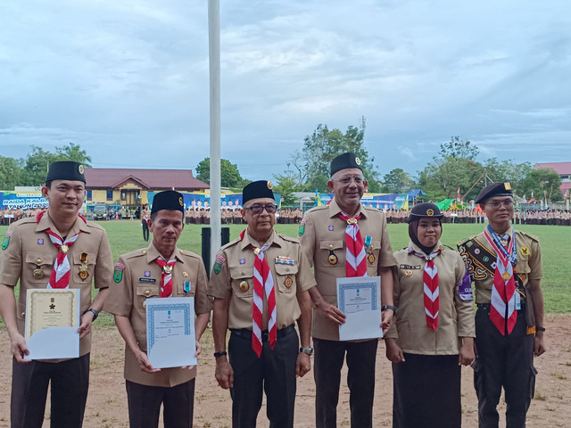 Bupati, Wabup, dan Ketua DPRD Sintang menerima penghargaan dari Kwartir Nasional (Kwarnas) dan Kwartir Daerah (Kwarda) Gerakan Pramuka Kalimantan Barat atas kepedulian dan dukungan mereka terhadap pembinaan Pramuka di Sintang. Foto: Dok. Diskominfo Sintang