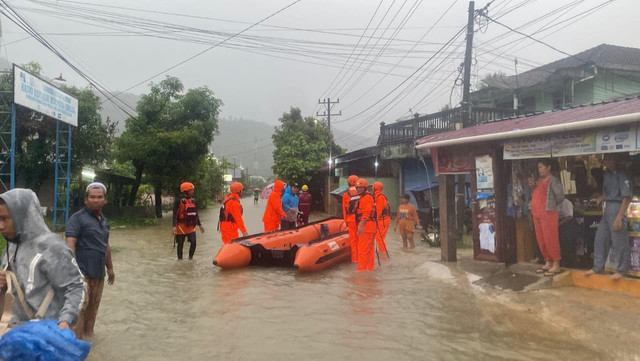 Tim SAR evakuasi warga terdampar banjir di Sibolga, Selasa (25/11/2025). Foto: Basarnas Nias