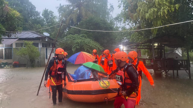 Tim SAR evakuasi warga terdampar banjir di Sibolga, Selasa (25/11/2025). Foto: Basarnas Nias