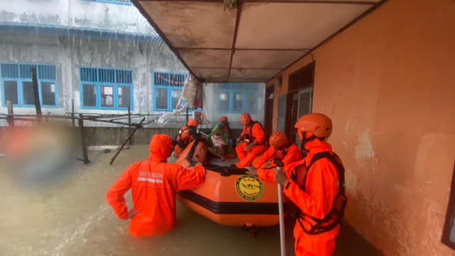 Tim SAR evakuasi warga terdampar banjir di Sibolga, Selasa (25/11/2025). Foto: Basarnas Nias