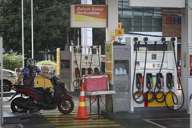 Suasana aktivitas di SPBU Shell Cikini, Jakarta, Sabtu (8/2/2025), menunjukkan antrean kendaraan di tengah kelangkaan BBM yang sempat terjadi. Foto: Iqbal Firdaus/kumparan