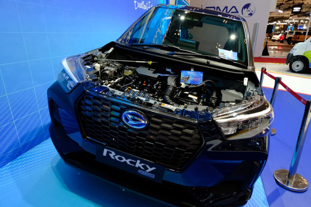 Bagian dalam Daihatsu Rocky Hybrid dipamerkan di GJAW 2025. Foto: Fitra Andrianto/kumparan