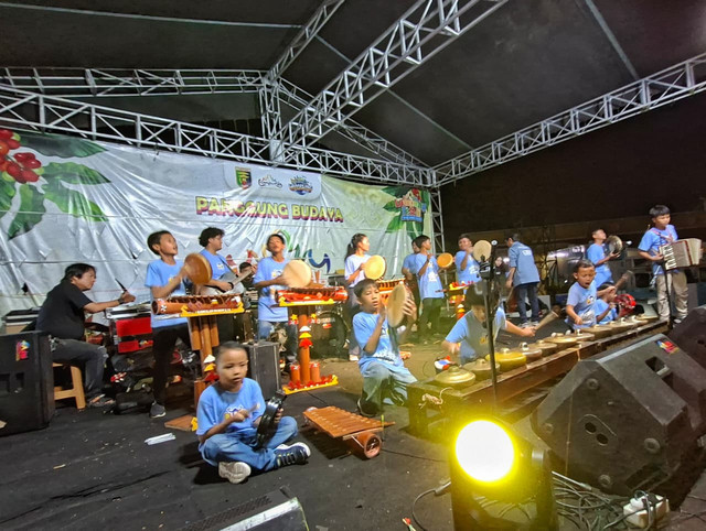 Penampilan Anak-anak Komunitas Pelangi di Lampung Fest. | Foto: istimewa