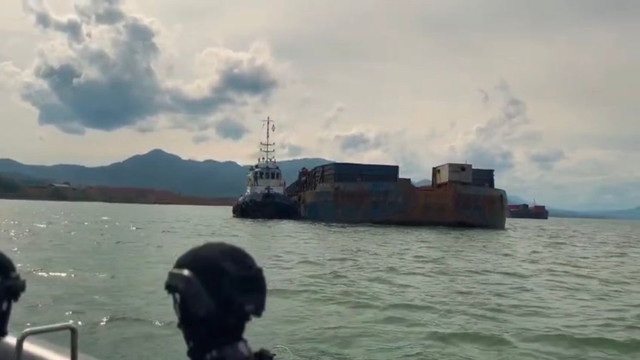 Unsur TNI AL KRI BHT-370 melaksanakan tugas Jarkaplid serta pemeriksaan terhadap dua kapal pengangkut nikel yang diduga melakukan sejumlah pelanggaran serius di Perairan Mandiodo, Selasa (25/11/2025). Foto: Dok. Dispen AL