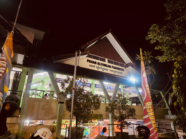 Halaman depan pasar saat malam hari (dokumentasi pribadi)