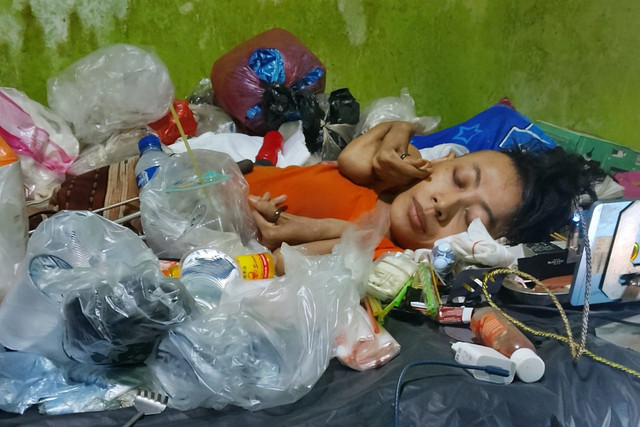 Nurhadi, penyandang disabilitas yang tinggal sendiri di Tambun, Bekasi. Foto: Dok. Istimewa