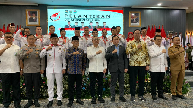Foto bersama saat Pelantikan Asosiasi Pemerintah Desa Seluruh Indonesia (APDESI) Merah Putih di Kantor Kemendes Kalibata Jakarta pada Selasa, 25 November 2025. Foto: Dok. Istimewa