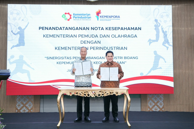 Menteri Perindustrian Agus Gumiwang Kartasasmita bersama Menpora Erick Thohir. Foto: Kemenperin 
