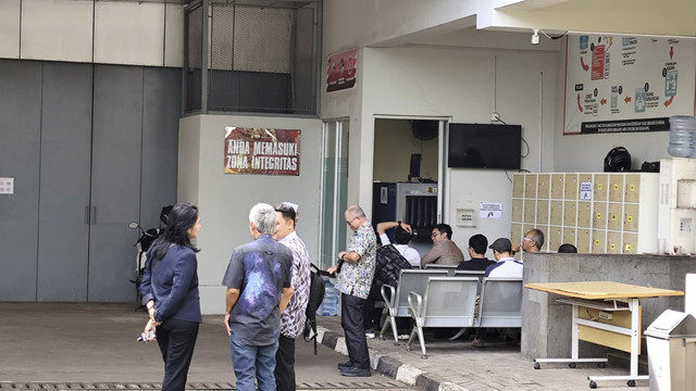 Suasana menjelang eks Dirut ASDP Ira Puspadewi bebas di Rutan KPK, Jakarta, Rabu (26/11/2025). Foto: Jonathan Devin/kumparan