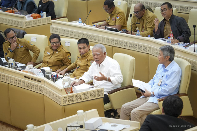 Kepala Otorita Ibu Kota Nusantara (IKN) Basuki Hadimuljono menyampaikan paparan saat menghadiri Rapat Kerja dan Rapat Dengar Pendapat bersama Komisi II DPR RI yang digelar di Gedung Nusantara Jakarta pada Selasa (25/11/2025). Foto: Dok. Humas OIKN