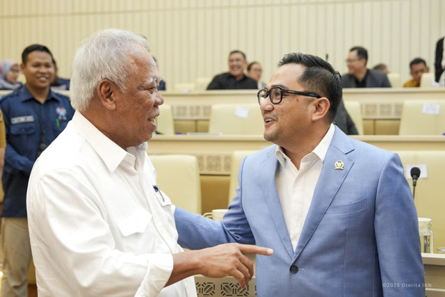 Kepala Otorita Ibu Kota Nusantara (IKN) Basuki Hadimuljono (kiri) saat menghadiri Rapat Kerja dan Rapat Dengar Pendapat bersama Komisi II DPR RI yang digelar di Gedung Nusantara Jakarta pada Selasa (25/11/2025). Foto: Dok. Humas OIKN